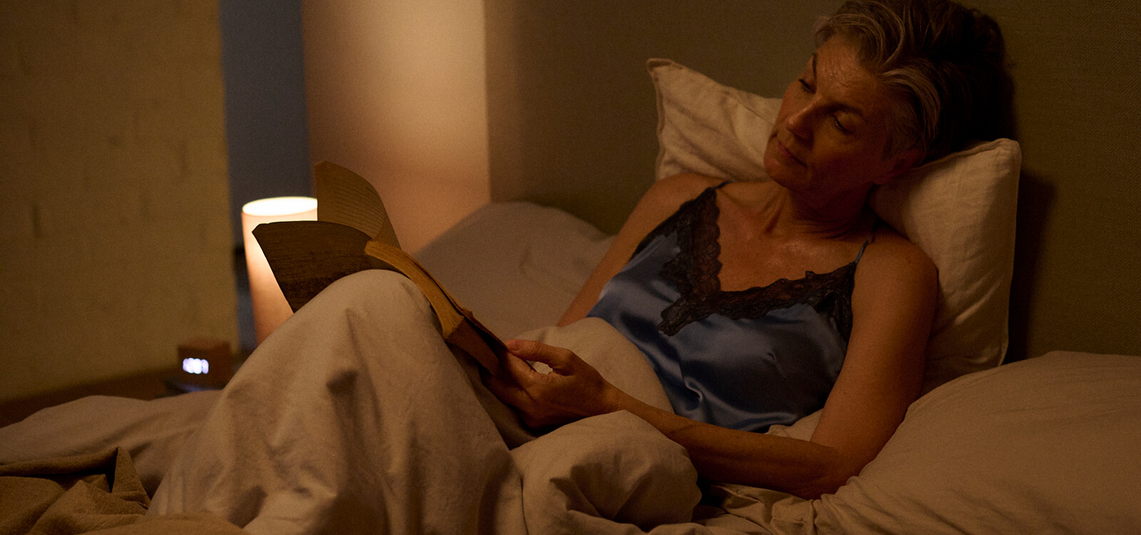 Donna che legge a letto Donna che legge a letto
